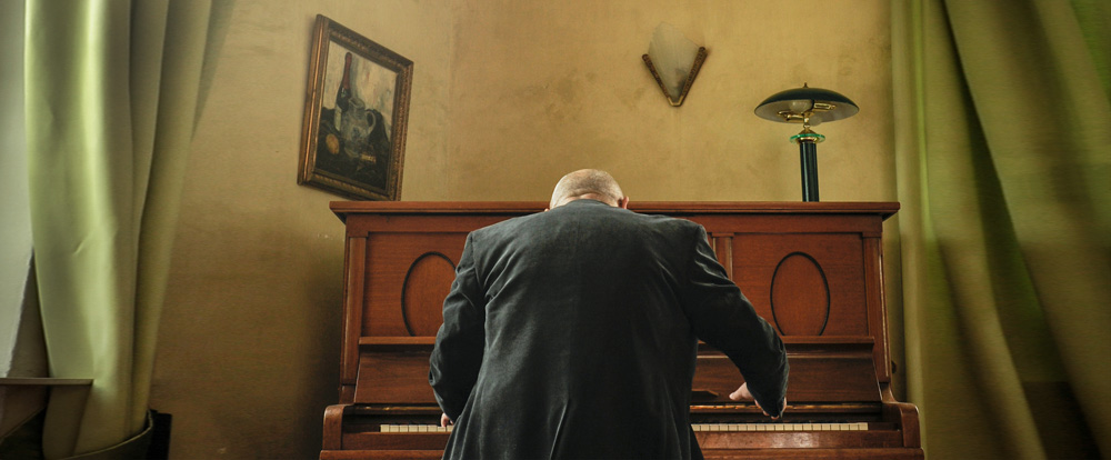 Ein Mann spielt Klavier
