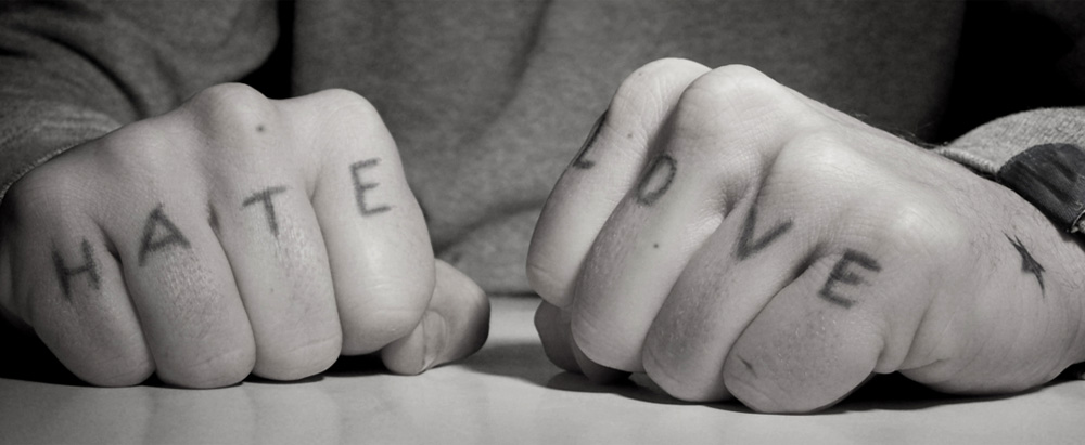 zwei hände mit Tattoos HATE und LOVE