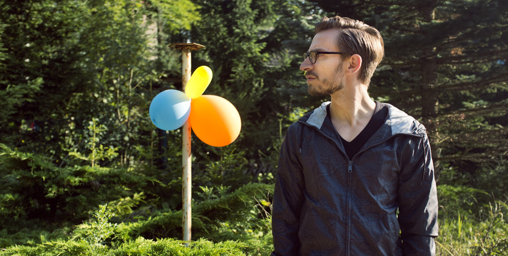 Mann im Profil und Luftballons im Hintergrund