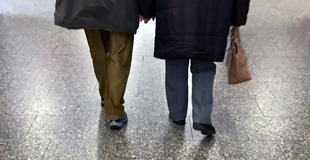 Beine von zwei älteren Menschen