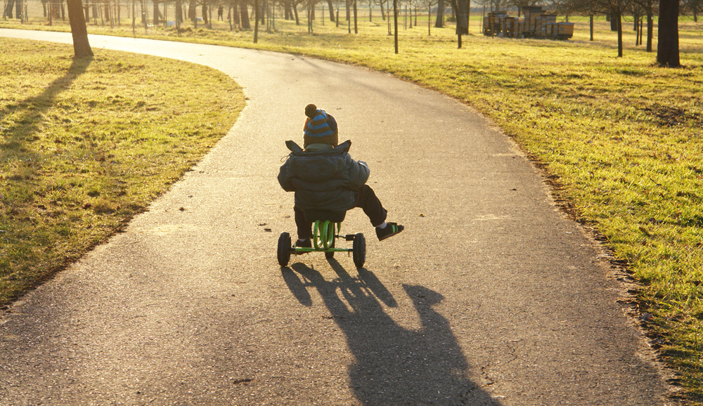 Kleinkind im Park auf Fahrrad