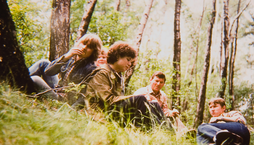Eine Gruppe von Jugendlichen im Wald beim Picknick